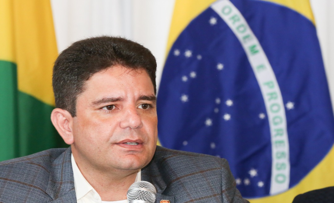 Gladson anuncia que vacinação contra a covid começa dia 21 de janeiro e deve atingir 160 mil pessoas